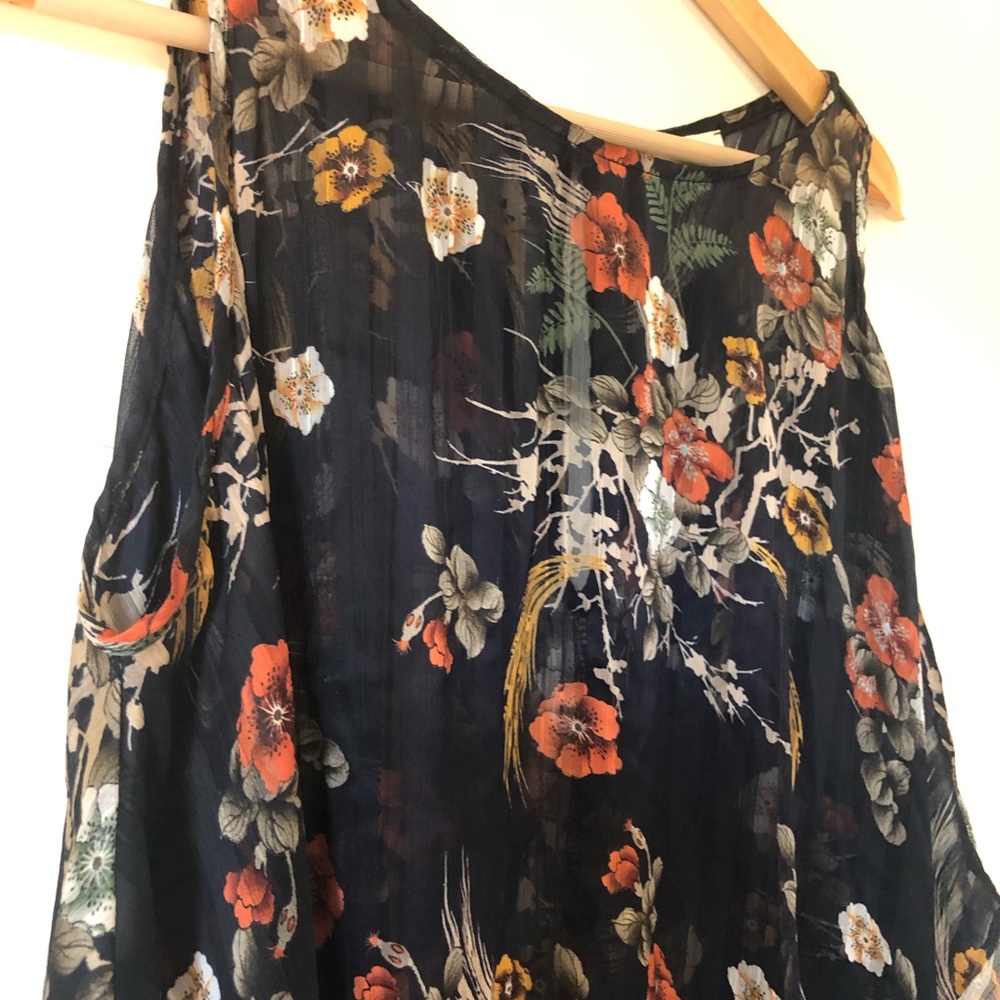 Easel Flowing Top
